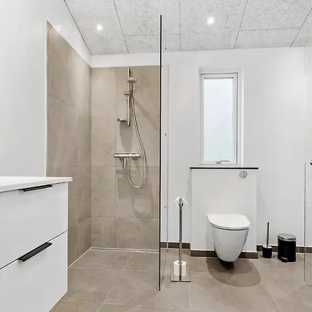 4 Bedroom Gorgeous In Holiday home *