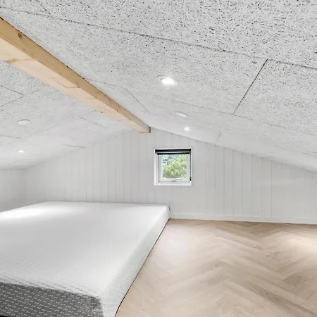 4 Bedroom Gorgeous In Holiday home