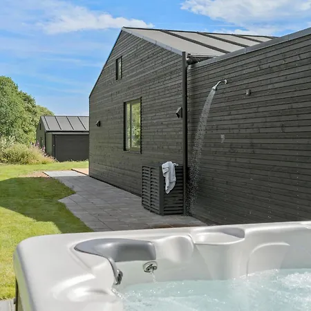 4 Bedroom Gorgeous In Holiday home *